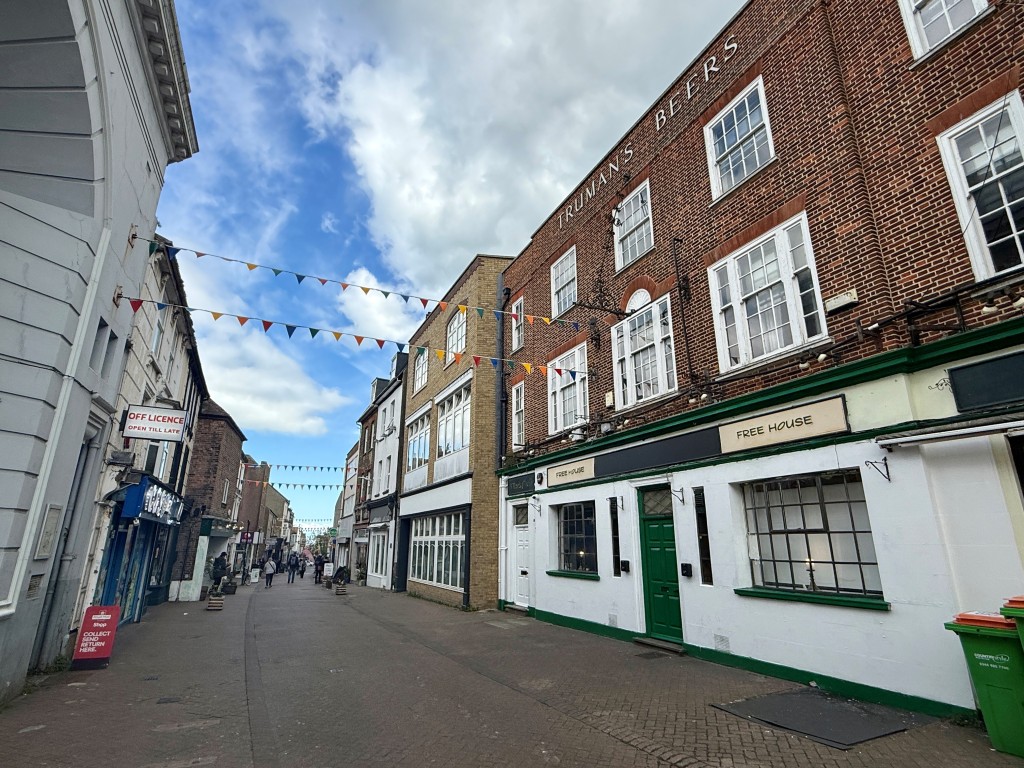 Lot: 45 - COMMERCIAL INVESTMENT WITH PLANNING FOR CONVERSION OF UPPER PARTS - View of High Street